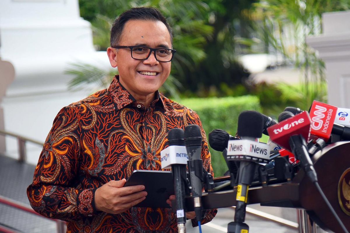 Menteri Pendayagunaan Aparatur Negara dan Reformasi Birokrasi (Menpan-RB) Abdullah Azwar Anas memberikan keterangan pers usai mengikuti Rapat Terbatas (ratas) dengan Presiden Jokowi dan para menteri terkait di Istana Negara, Jakarta, Rabu (13/9/2023).
