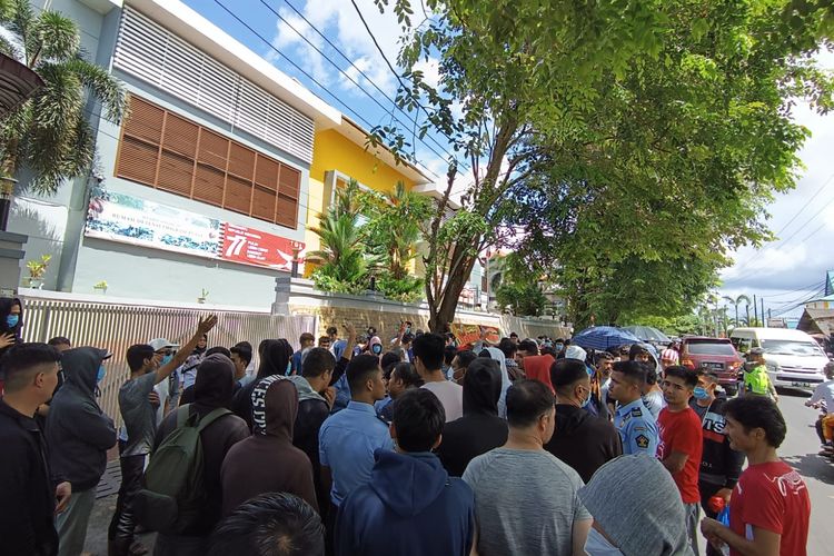 Ratusan pencari suaka berunjuk rasa meminta Rudenim Tanjungpinang bebaskan dua rekan mereka, Rabu (7/12/2022).