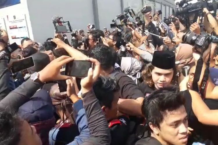 Dul Jaelani, anak dari musisi Ahmad Dhani sempat terjatuh di kerumunan massa saat jemput keluar ayahnya di Rumah Tahanan Kelas 1 Cipinang, Jakarta Timur, Senin (30/12/2019).