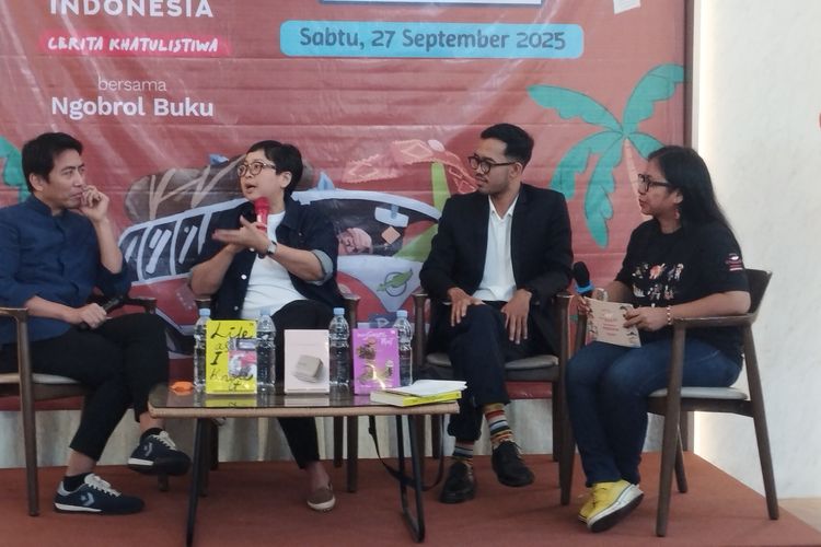 Pembicara sedang membahas dan menyampaikan ide-ide dalam diskusi panel bertajuk “Satu Jiwa, Seribu Rasa: Sendiri Tak Selalu Sepi” di acara Pesta Literasi Indonesia 2025 di Medan, Sabtu (27/9/2025). Hadir sebagai narasumber yaitu Emte (kiri), Titan Sadewo (kedua dari kanan), dan Ika Natassa (kedua dari kiri), serta Eka Dalanta (kanan) sebagai moderator.