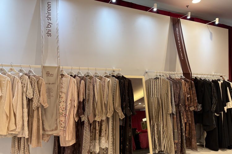 Koleksi baju lebaran 2026 dari Shi by Shireen dan Zaskia Sungkar Signature yang diluncurkan dalam show LEGACY Zaskia Sungkar & Shi by Shireen Ramadan Show 2026, di Jakarta Pusat, Sabtu (31/1/2026).