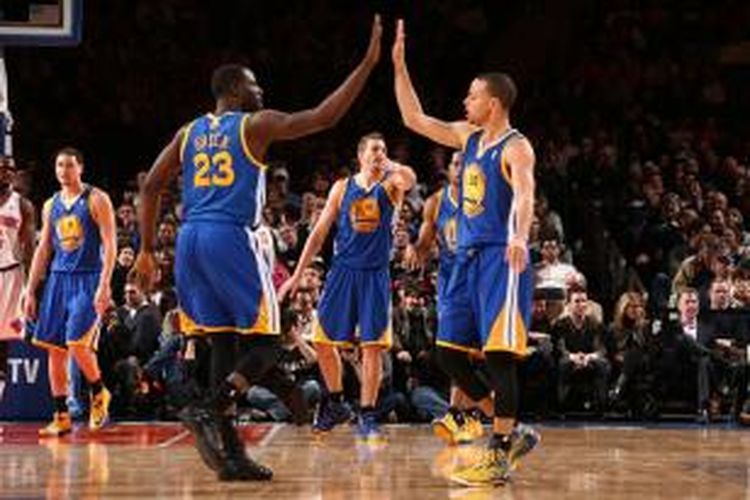 Pemain Golden State Warriors Stephen Curry (kanan) melakukan tos dengan Draymond Green di hadapan pemain lain, saat bertemu New York Knicks di Madison Square Garden, New York City, Jumat (28/2/2014). Warriors menang 126-103.