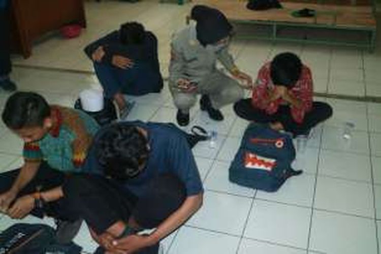 Sejumlah pelajar di Kota Malang yang diketahui bolos saat diamankan di Kantor Satpol PP Kota Malang, Kamis (12/1/2017) (Foto: Humas Pemkot Malang)