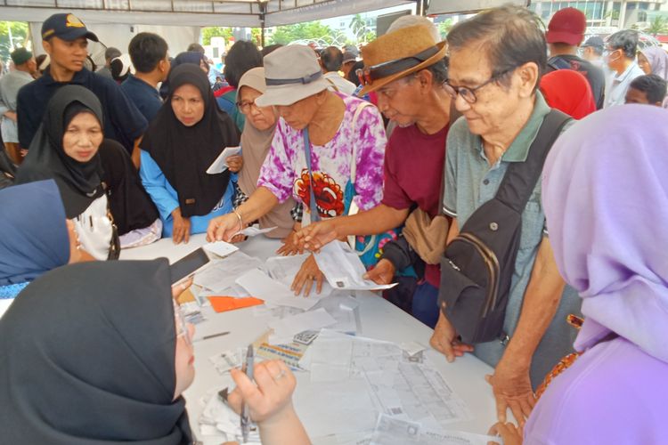 Pendaftaran kartu layanan gratis transportasi umum di Car Free Day Bundaran HI, Jakarta Pusat, Minggu (2/10/2025)