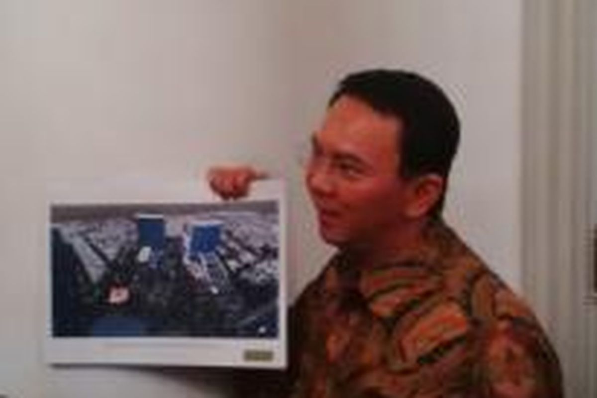 Gubernur DKI Jakarta Basuki Tjahaja Purnama saat menunjukkan denah Rumah Sakit (RS) Sumber Waras, Jakarta Barat, di Balai Kota, Jumat (21/8/2015). 