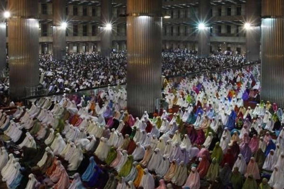 Umat muslim menjalani ibadah shalat tarawih perdana menyambut bulan Ramadhan 1436 Hijriah, di masjid Istiqlal, Jakarta, Rabu (17/6/2015). Umat muslim mulai menjalani ibadah puasa pada 18 Juni 2015.