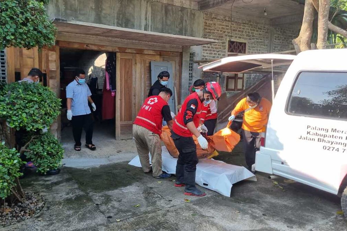 Proses evakuasi lansia yang ditemukan sudah meninggal dunia di dalam rumah di Padukuhan Jalan, Kalurahan Banaran, Kapanewon Galur, Kabupaten Kulon Progo, Daerah Istimewa Yogyakarta, Minggu (15/06/2025) siang.