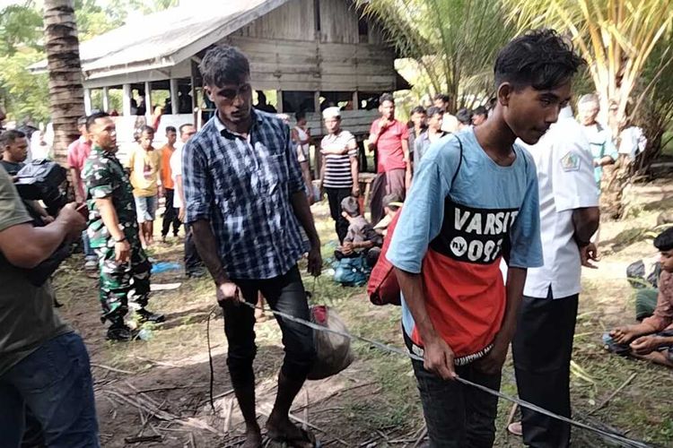 Sebanyak 119 imigran Rohingya kembali mendarat di perairan Krueng Geukuh bertempat di pesisir pantai Desa Bluka Teubai Kecamatan Dewantara, Aceh Utara, Provinsi Aceh, Rabu (16/11/2022)