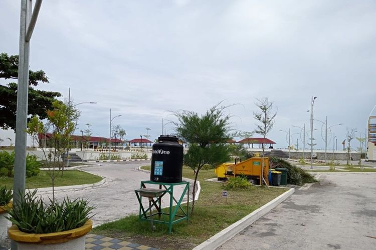 Objek wisata Taman Loang Baloq salah satu pusat keramaian saat perayaan puncak Lebaran Topat atau ketupat di Kota Mataram, Provinsi Nusa Tenggara Barat