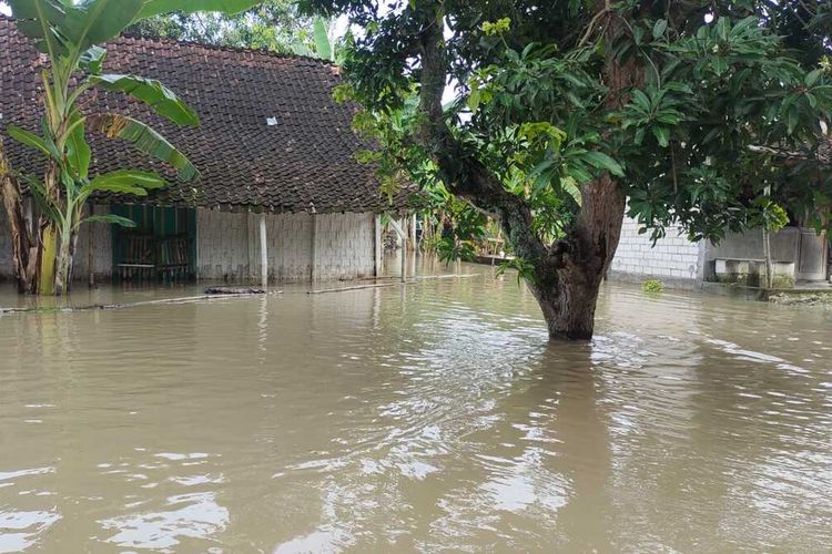 Terendam Banjir Luapan Sungai Bengawan Solo, Aliran Listrik 6 Desa Di ...