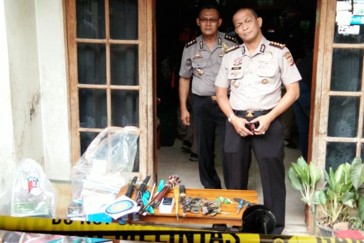 Kabid Humas Polda Jabar saat memperlihatkan barang bukti hasil penggeledahan di rumah terduga teroris di Cileunyi, Kabupaten Bandung, Selasa (6/6/2017) 