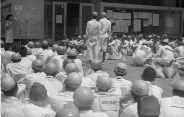 Calon mahasiswa mengikuti ospek diperguruan tinggi pilihanya tahun 1990. Mereka memakai helem yang dianjurkan pimpinannya