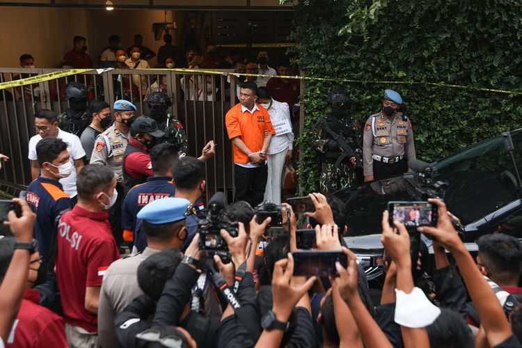 Tersangka Ferdy Sambo dan Putri Candrawathi  saat menjalani rekonstruksi kasus pembunuhan Brigadir J di rumah dinas Ferdy Sambo, Duren Tiga, Jakarta Selatan, Selasa (30/8/2022). Tim Khusus (Timsus) Polri menggelar rekonstruksi kasus pembunuhan berencana Brigadir J atau Nofriansyah Yosua Hutabarat.