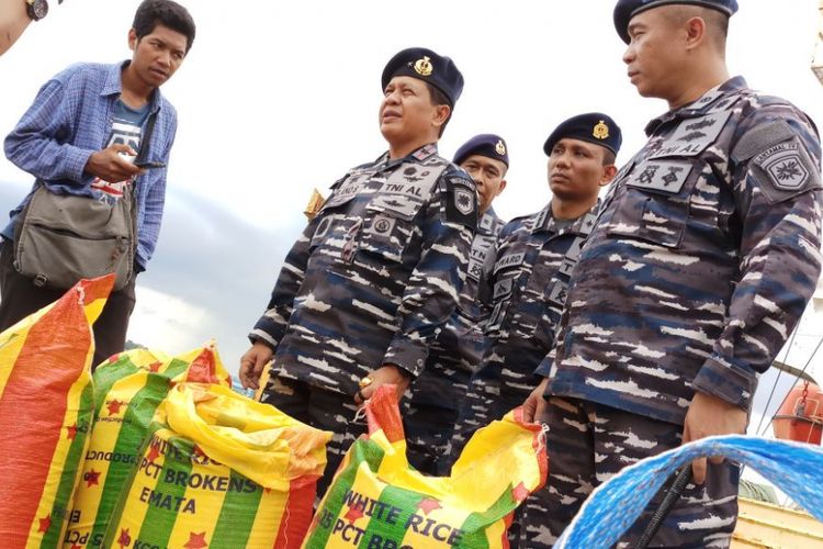 Tim Gabungan WFQR Lantamal IV dan Lanal Batam mengungkap jaringan penyelundupan beras ilegal senilai Rp 3,6 triliun yang melintasi perairan Teluk Sebong Bintan, Kepulauan Riau (Kepri) sekitar pukul 18.30 WIB, Selasa (8/5/2018).