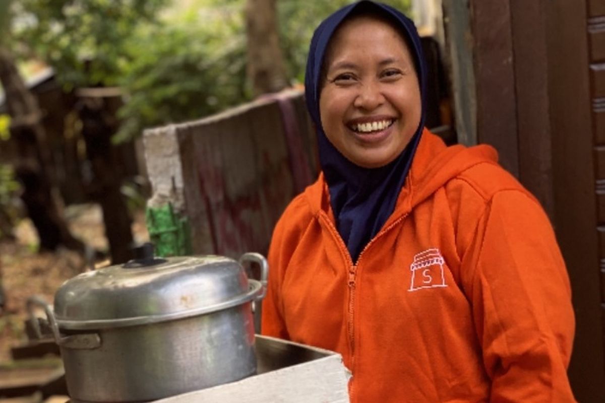 Berhasil Tambah Usaha dan Penghasilan di Usia Senja berkat Mitra Shopee, Simak 3 Tips dari Ibu Siti