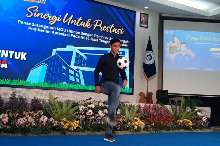 Pratama Arhan saat tampil juggling bola dalam acara penyerahan penghargaan di Udinus, Selasa (11/1/2022)