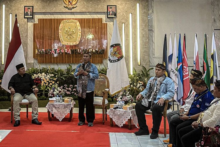 Pasangan bakal calon bupati dan wakil bupati Kabupaten Bandung Barat (KBB), Didik Agus Triwiyono dan Gilang Dirgahari, secara resmi mendaftarkan diri maju Pilkada Bandung Barat, Jawa Barat, ke kantor KPU Bandung Barat, Rabu (28/8/2024).