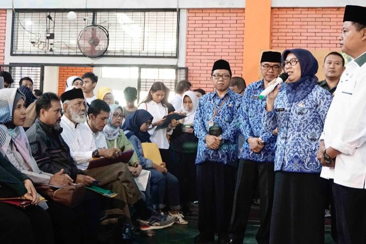 Kadisdik Jabar Dewi Sartika saat meninjau pelaksanaan hari pertama PPDB 2019 Jawa Barat di SMAN 8 Bandung (17/6/2019). 