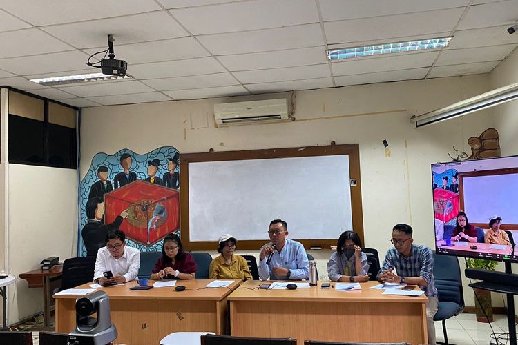 Konferensi pers Koalisi Masyarakat Sipil untuk Keadilan Kesehatan yang meminta pemerintah dan Dewan Perwakilan Rakyat (DPR) RI menunda pengesahan Rancangan Undang-Undang (RUU) Kesehatan di kantor Yayasan LBH Indonesia, Menteng, Jakarta Pusat, Selasa (13/6/2023). 