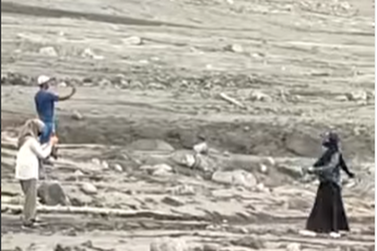 Tangkapan layar video pelaku selfie di lokasi bencana erupsi Semeru