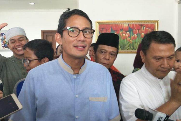 Cawapres nomor urut 02, Sandiaga Uno kepada awak media di salah satu Rumah Makan masakan padang, Jalan Raya Jatiwaringin, Jakarta Timur, Jumat (26/4/2019). 