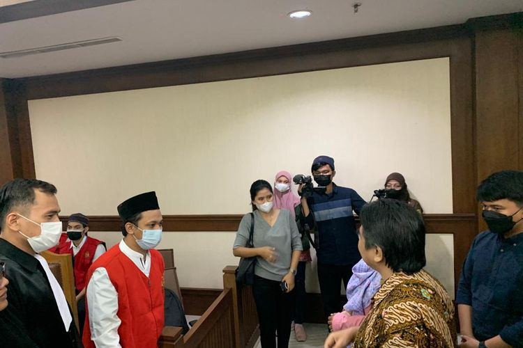Terdakwa Fikir Al Hidayatullah menyambangi Ade Armando untuk meminta maaf atas perbuatannya mengeroyok Ade ditengah waktu istirahat saat proses persidangan berlangsung di Pengadilan Negeri Jakarta Pusat, Rabu (27/7/2022).