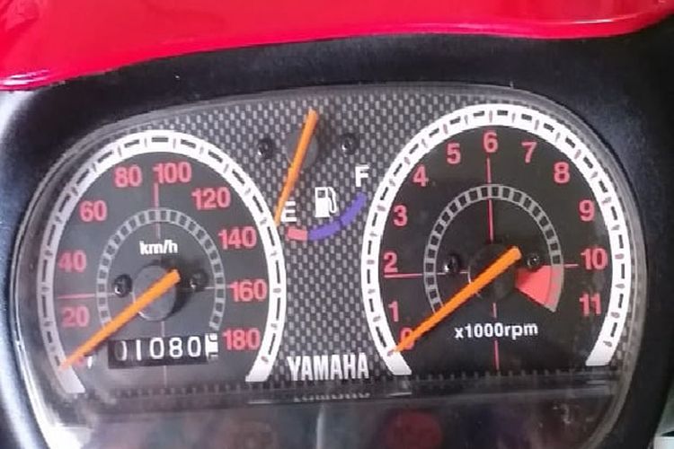 Speedometer menunjukkan jarak yang pernah ditempuh 125z adalah 1080 kilometer