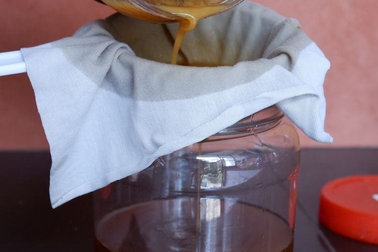 Ilustrasi pembuatan eco-enzyme. 