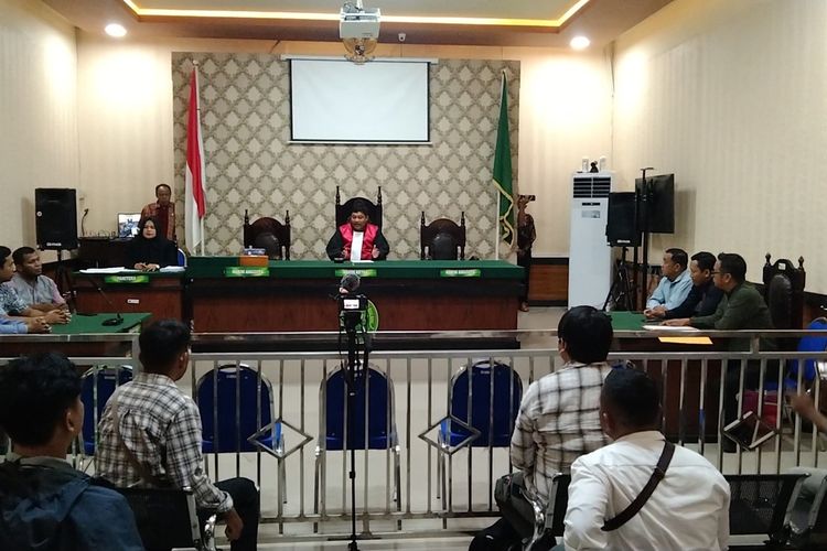 Pengadilan Negeri Baubau, Sulawesi Tenggara, menolak seluruh gugatan praperadilan yang diajukan oleh penasihat hukum tersangka kasu pencabulan dua anak dibawah umur.