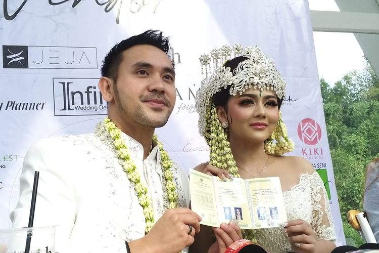 Penyanyi dangdut Jenita Janet dan suaminya, Danu Sofwan, saat ditemui di kawasan Lembang, Bandung, Jawa Barat, Rabu (11/10/2020).