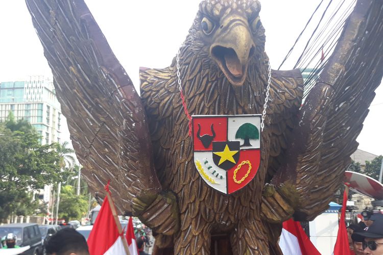 Patung garuda raksasa di depan Gedung Joang 45, Jakarta Pusat, Jumat (10/8/2018).