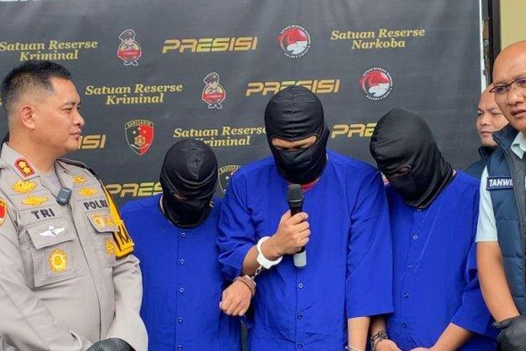 RNF (Baju Biru Pakai Mikrofon), Ketua Bawaslu KBB, ditangkap karena menggunakan narkoba. Rilis digelar di Mapolres Cimahi, Jumat (7/3/2025).
