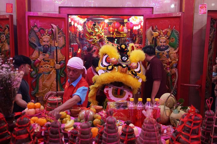 Kesenian tari singa Tionghoa (barongsai) beraksi di kawasan Vihara Hok Lay Kiong, Bekasi Timur, Kota Bekasi, Senin (16/2/2026). Tahun Baru China 2026 Kuda Api dirayakan meriah di berbagai negara dengan tradisi unik yang sarat makna kebersamaan dan harapan baru.