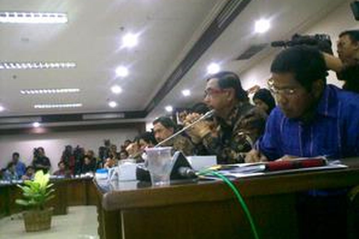 Pansus Hak Angket Pengusutan Kasus Bank Century DPR RI menggelar rapat konsultasi dengan pimpinan DPR RI, Badan Pemeriksa Keuangan (BPK), Pusat Pelaporan dan Analisis Transaksi Keuangan (PPATK), Bank Indonesia, Komisi Pemberantasan Korupsi (KPK) dan Mahkamah Agung (MA), Jumat (29/1/2010), diharapkan dapat membuka jalan untuk memperoleh data terbaru yang lebih dalam terkait kasus Bank Century.