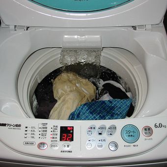 Ilustrasi mesin cuci bukaan atas, mesin cuci satu tabung.