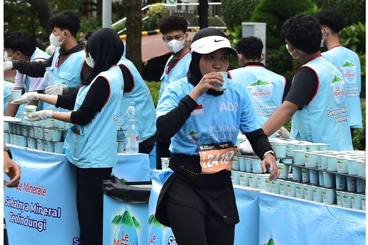 Seorang peserta Jakarta Running Festival (JRF) 2025 menikmati kesegaran Le Minerale di titik water station. Tahun ini, Le Minerale kembali dipercaya sebagai Official Mineral Water setelah lolos uji dan verifikasi standar internasional.