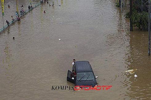 Begini Langkah Evakuasi Mobil Matik yang Terendam Banjir