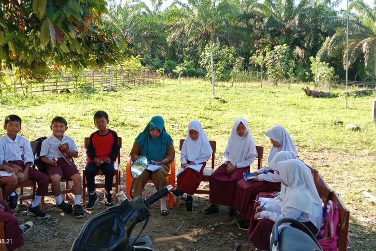 Potret siswa dan guru SDN 178 di Desa Pagar Agung, Kecamatan Ulu Talo, Kabupaten Seluma, Bengkulu, melakukan kegiatan belajar dan mengajar di bawah pohon karena sekolah roboh.