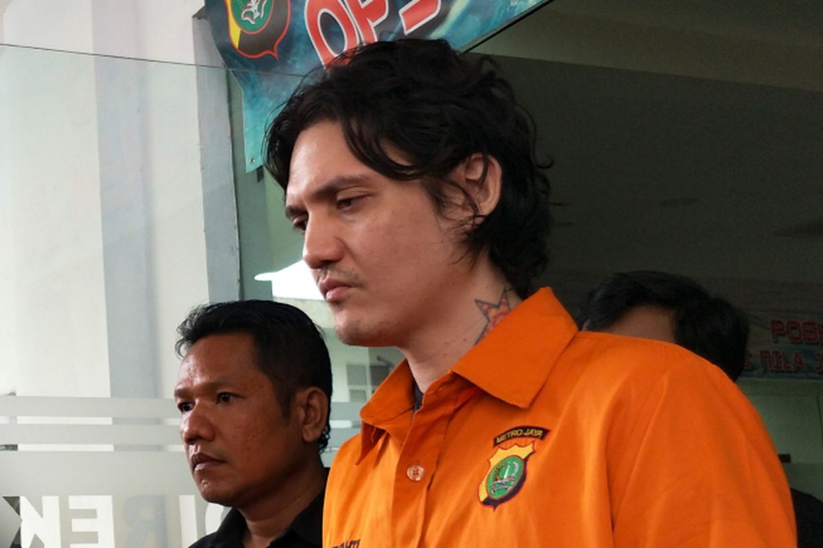 Ozzy Albar memakai baju tahanan saat jumpa pers di Ditres Narkoba Polda Metro Jaka, Jakarta Pusat, Kamis (14/8/2018).