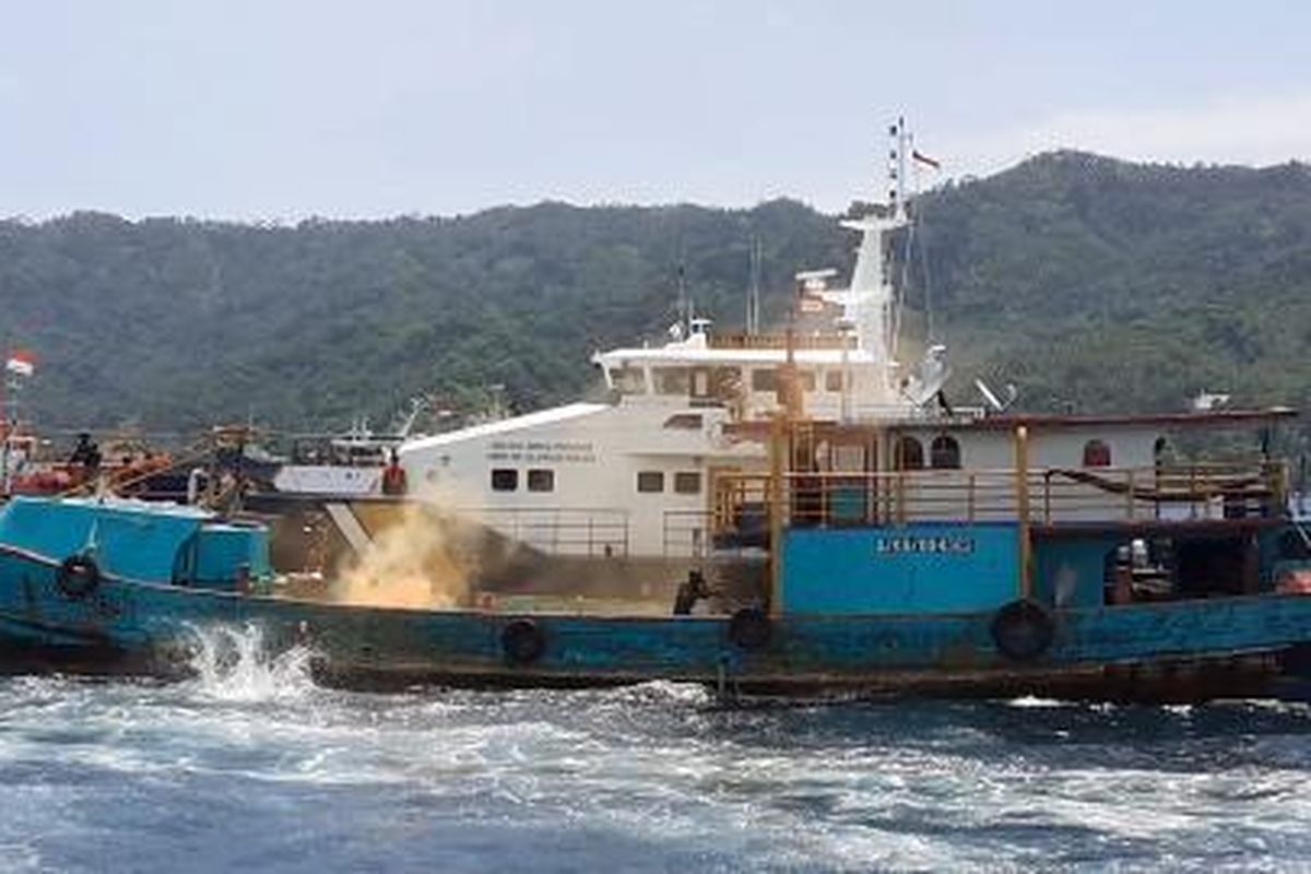 Simulasi pelumpuhan kapal pencuri ikan di sekitar Pelabuhan Perikanan Samudera Bitung, Aertembaga Satu, Manado, Senin (17/2/2020).