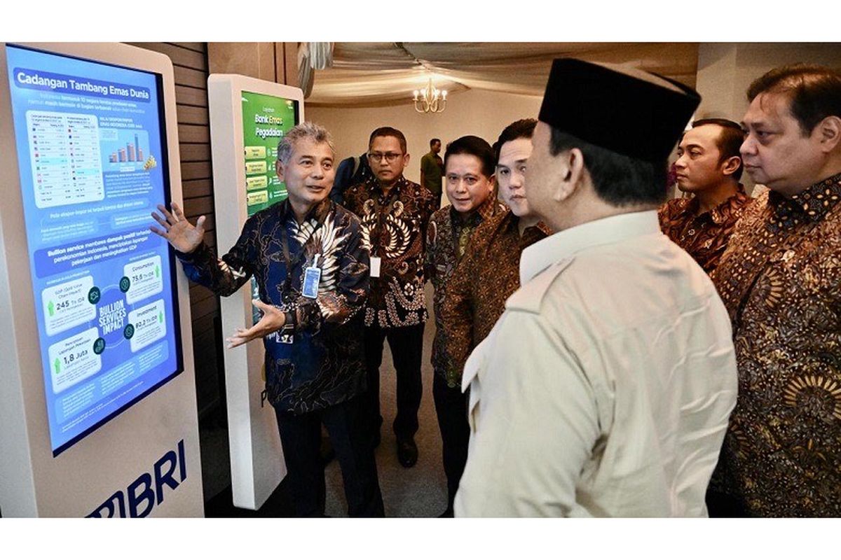 Presiden Republik Indonesia (RI) Prabowo Subianto meresmikan Layanan Bank Emas Pegadaian di The Gade Tower, Jakarta, Rabu (26/2/2025). 