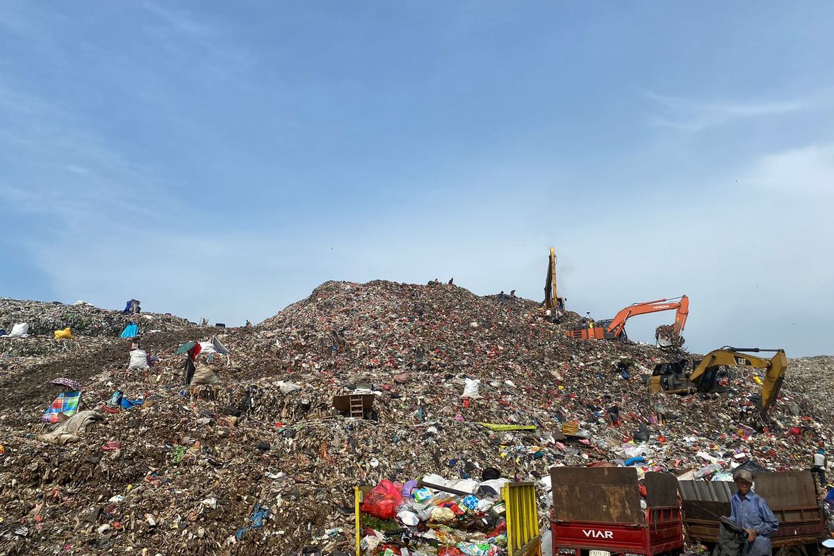 Bukit sampah di Tempat Pembuangan Akhir (TPA) Cipayung, Depok yang sudah mencapai ketinggian hingga 30 meter, Senin (8/1/2024).
