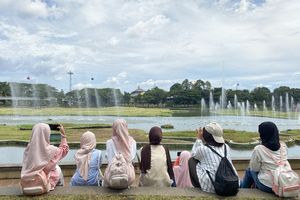 Panas Terik Tak Surutkan Pengunjung TMII Saksikan Atraksi Air Mancur Tirta