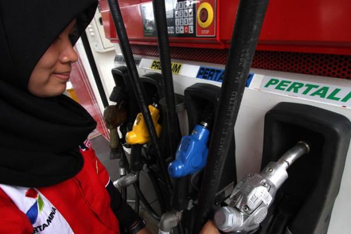 Petugas memeriksa alat pengisi bahan bakar minyak Pertalite di SPBU Coco, Jalan Abdul Muis, Jakarta Pusat, Rabu (22/7/2015). 