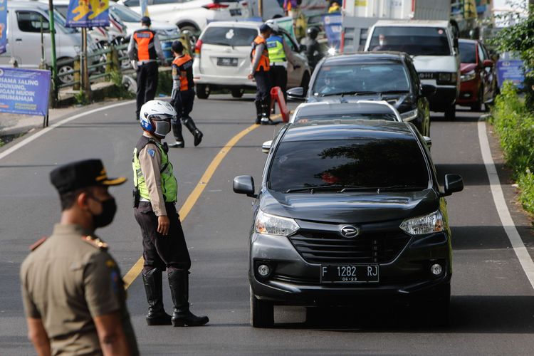 Petugas melakukan penyekatan di pos Rindu Alam, Kabupaten Bogor, Senin (1/6/2020). Penyekatan di lokasi yang berbatasan dengan wilayah Cianjur ini untuk mencegah penyebaran virus Covid-19 melalui aktivitas mudik masyarakat.