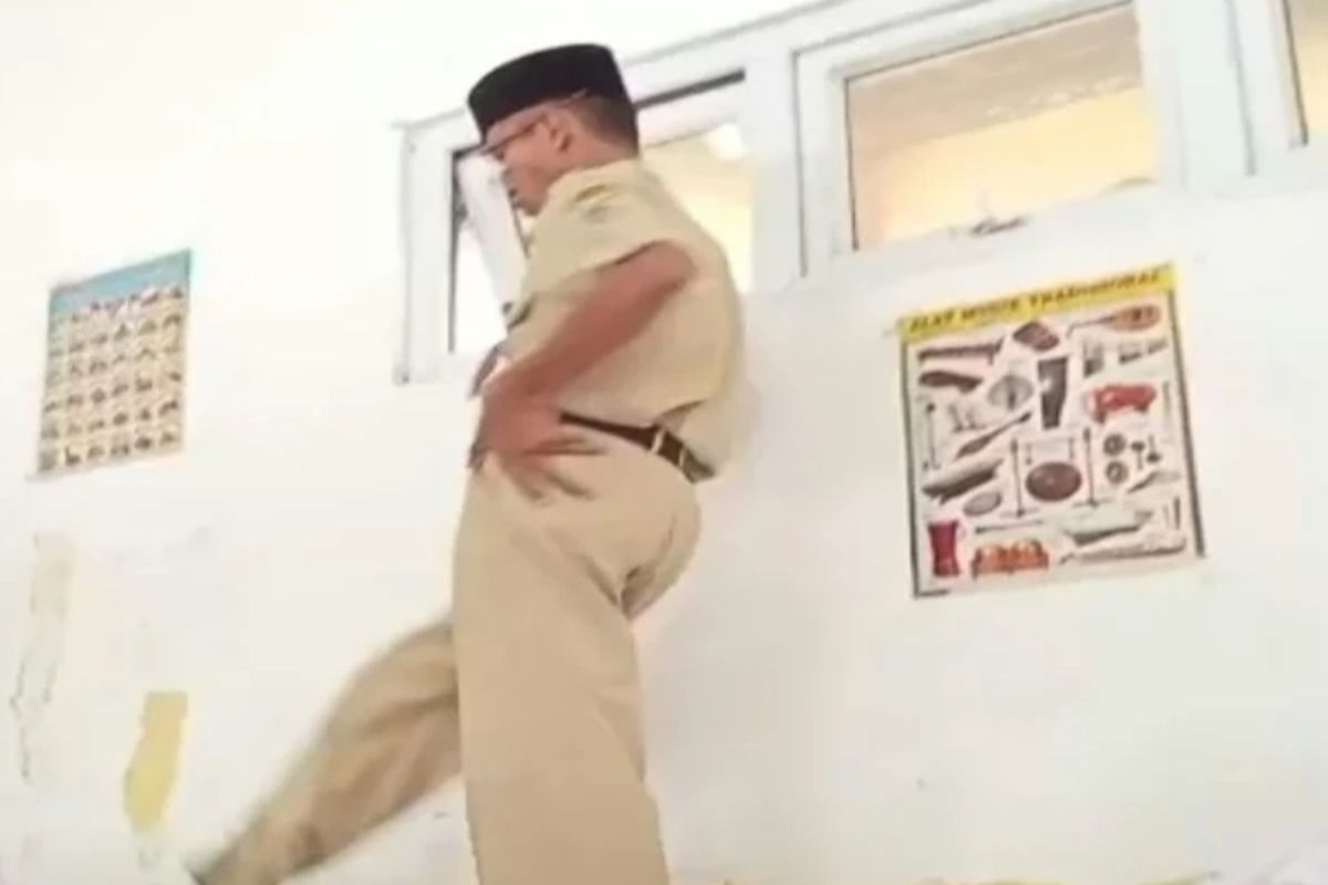 Gambar tangkap layar, oknum guru SMP di Demak tendang murid. (dok. Instagram).
