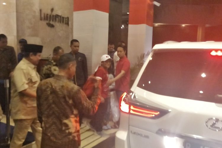 Ketua Umum Partai Gerindra Prabowo Subianto enggan memberikan pernyataan kepada awak media usai bertemu Ketua Dewan Penasehat Persaudaraan Alumni (PA) 212 Amien Rais di Hotel Sultan, Senayan, Jakarta, Senin (23/7/2018) malam.