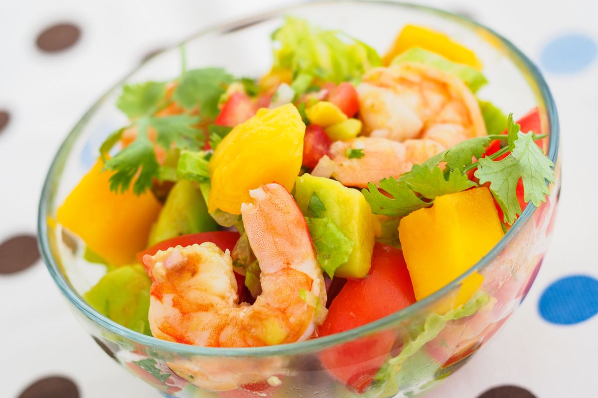 Ilustrasi salad mangga udang. 