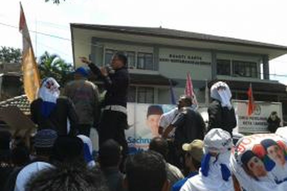 Ratusan pengunjuk rasa dari pasangan Arief R Wismansyah-Sachrudin saat menggelar aksi unjuk rasa di depan Kantor KPUD Kota Tangerang, Kamis (25/7/2013)