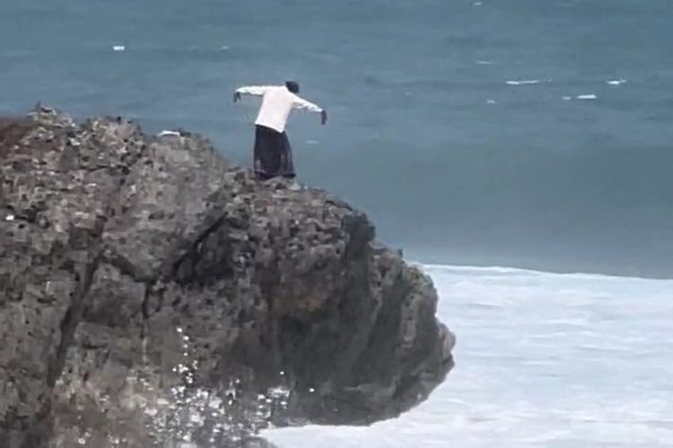 Seminggu Bermalam di Pantai Drini, Pria Tanpa Identitas tiba-tiba Silat di Atas Tebing